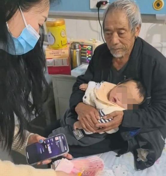 破防了！云南昆明，74岁爷爷陪着1岁孙子住院，好几天没见过别的家人来，同病房女