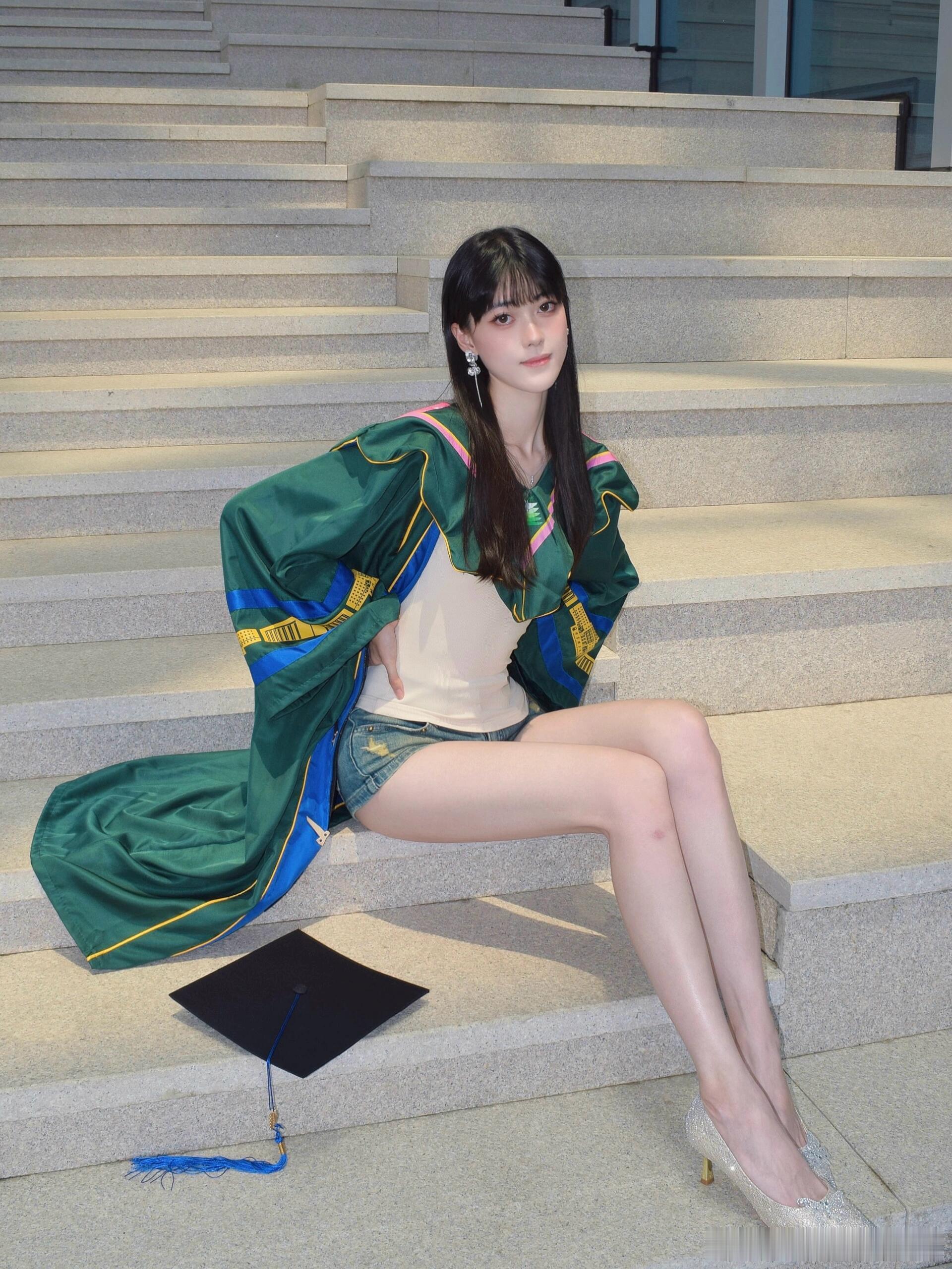 热裤更显腿腿长，学姐最美毕业照～​​​