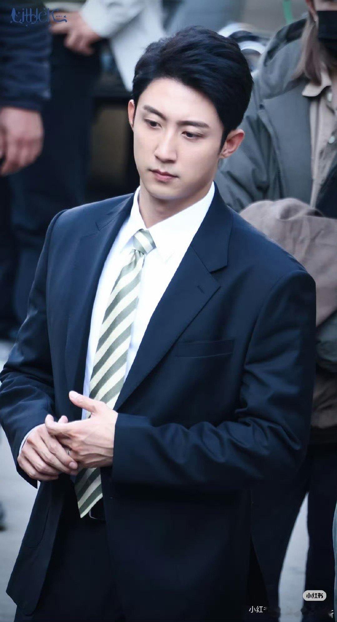 从西装剪裁到戒指位置都恰到好处，黄景瑜用行动证明真正的魅力在于细节。那不经意间触