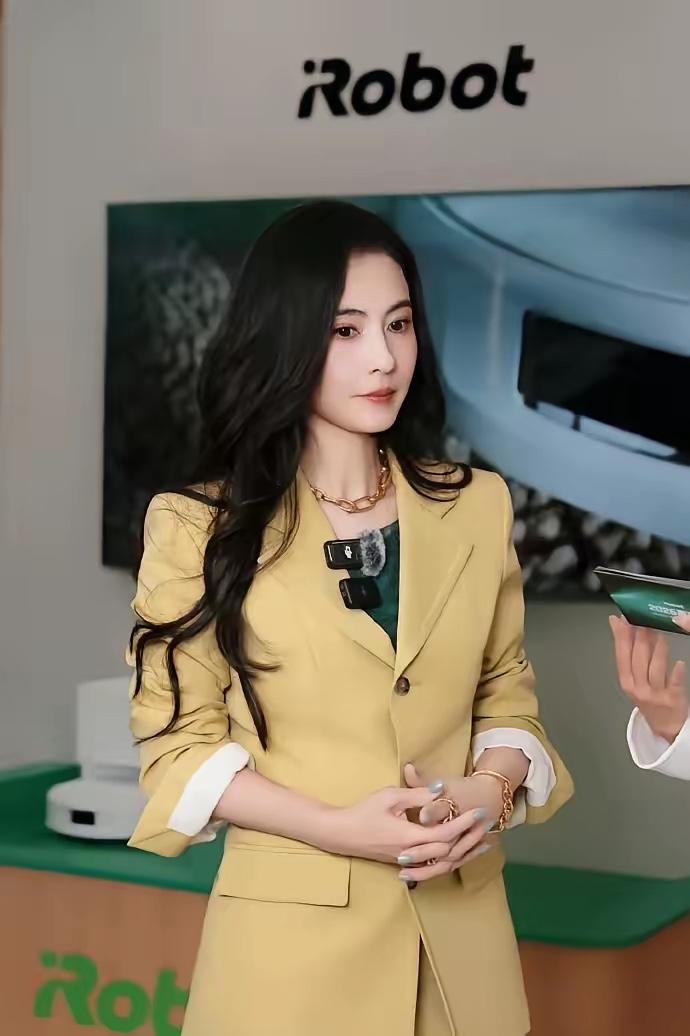 大家有没有感觉，张柏芝有些不对劲，她都45岁了，孩子也已经3个了，居然越活越年轻