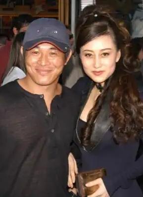 李连杰对利智死心塌地李连杰当年那句可以为利智去死，很多人当情话听。但二