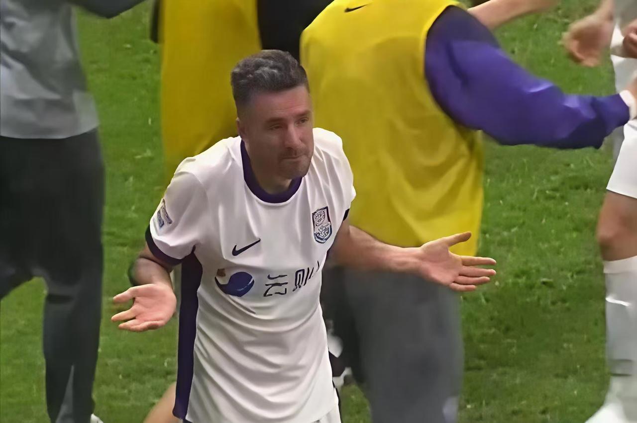 基莱斯在“工体”梅开二度后做出了两个耐人寻味的标志性动作，或许很多人都不解其深意