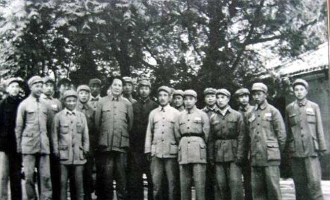 1954年，金日成为了表达对毛主席出兵朝鲜的感激，专门派人送来了24箱苹果，毛主
