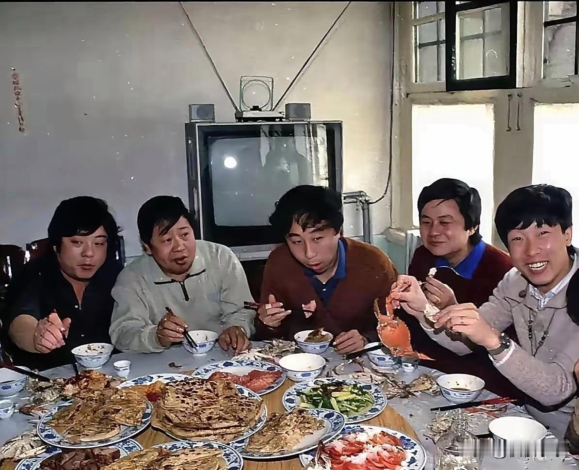 1985年，马季邀一众徒弟在家吃饭，桌上的热闹藏着满满的师徒情。正中间是马夫人烙