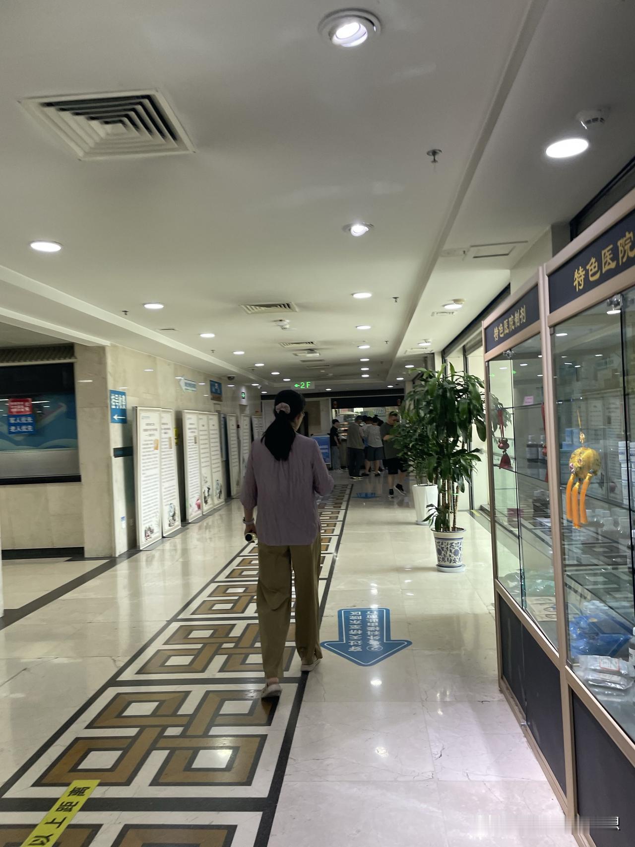哪里的钱好赚，医院里钱最好赚，而且不搞价，要多少心甘情愿给多少。今天我家那位
