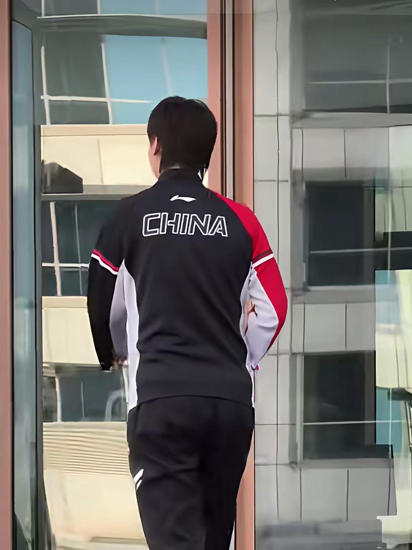 曼昱多哈起床太早去上训，大巴车门未开！一大早曼昱一个人去上训，走到大巴车跟前，