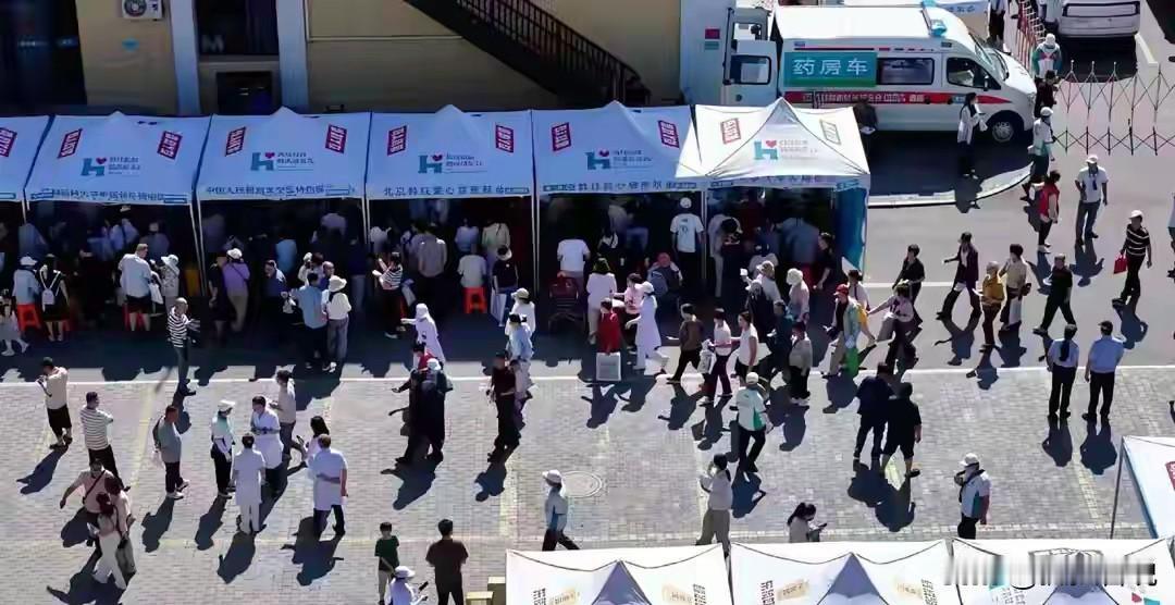 不管从什么维度来看，李亚鹏的嫣然基金都比韩红基金会实实在在帮助到了具体的人！韩红