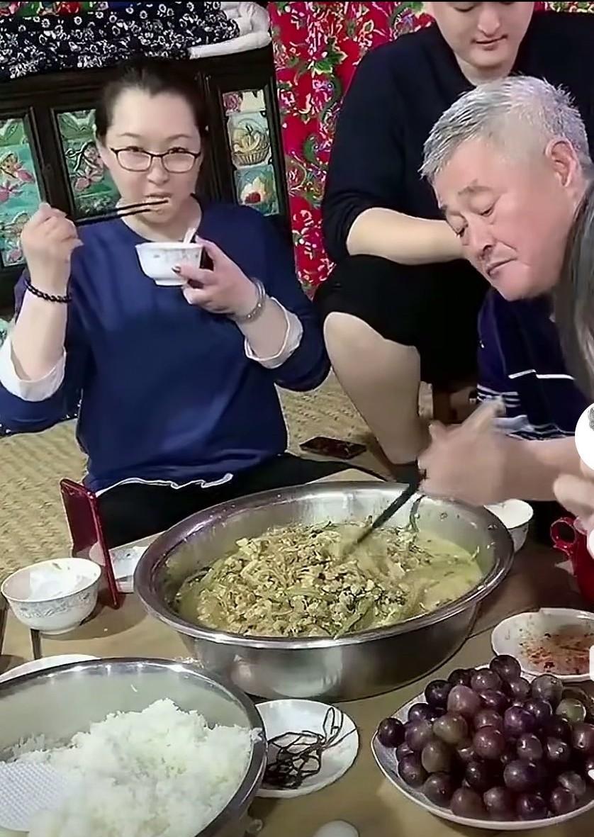 身家过亿的赵本山，一盆菜就打发一餐饭。他女儿球球的直播公司，去年GMV破了3个