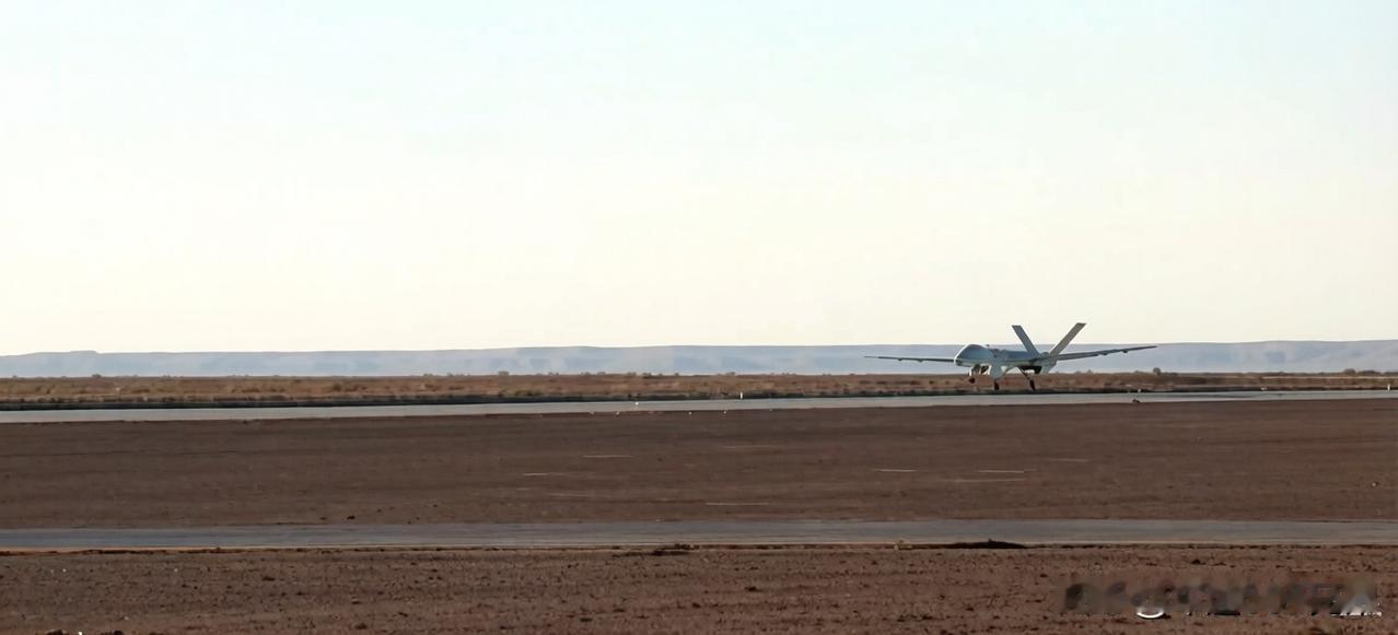 央视画面：新疆军区陆航旅装备的国产KVD-002型察打一体无人机,使用空对地导弹