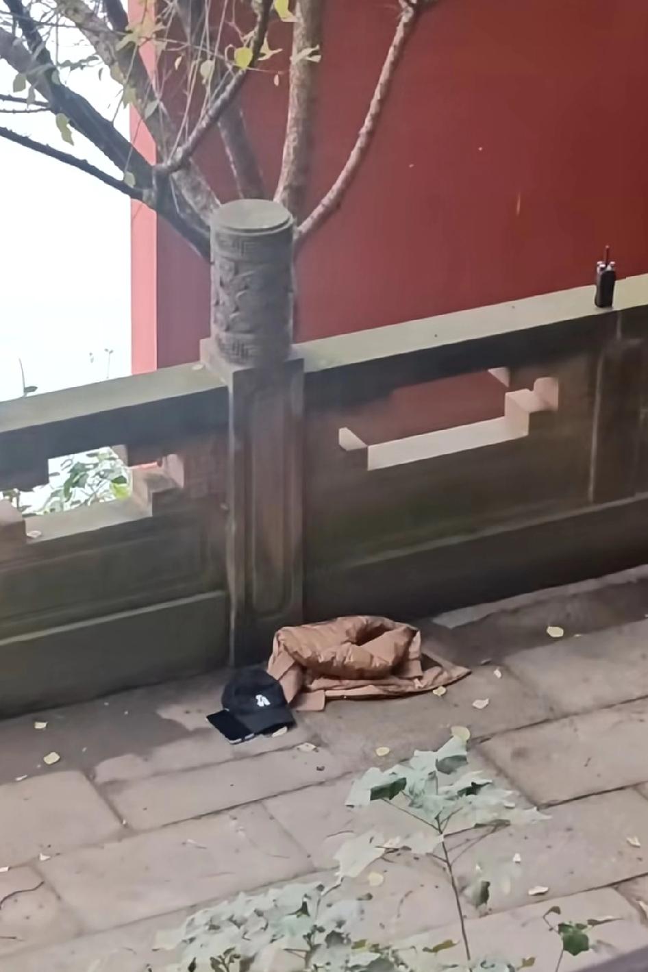 人间终究还是没能班你留住！帽子衣服手机放的很整齐，穿搭风格也很好，这人怎么就想