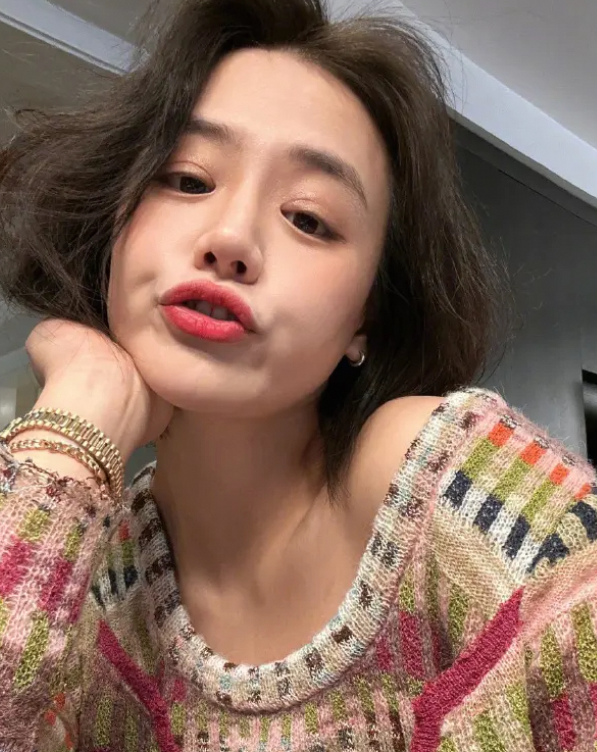 马思纯聚餐后停车场等男友与张哲轩超有默契