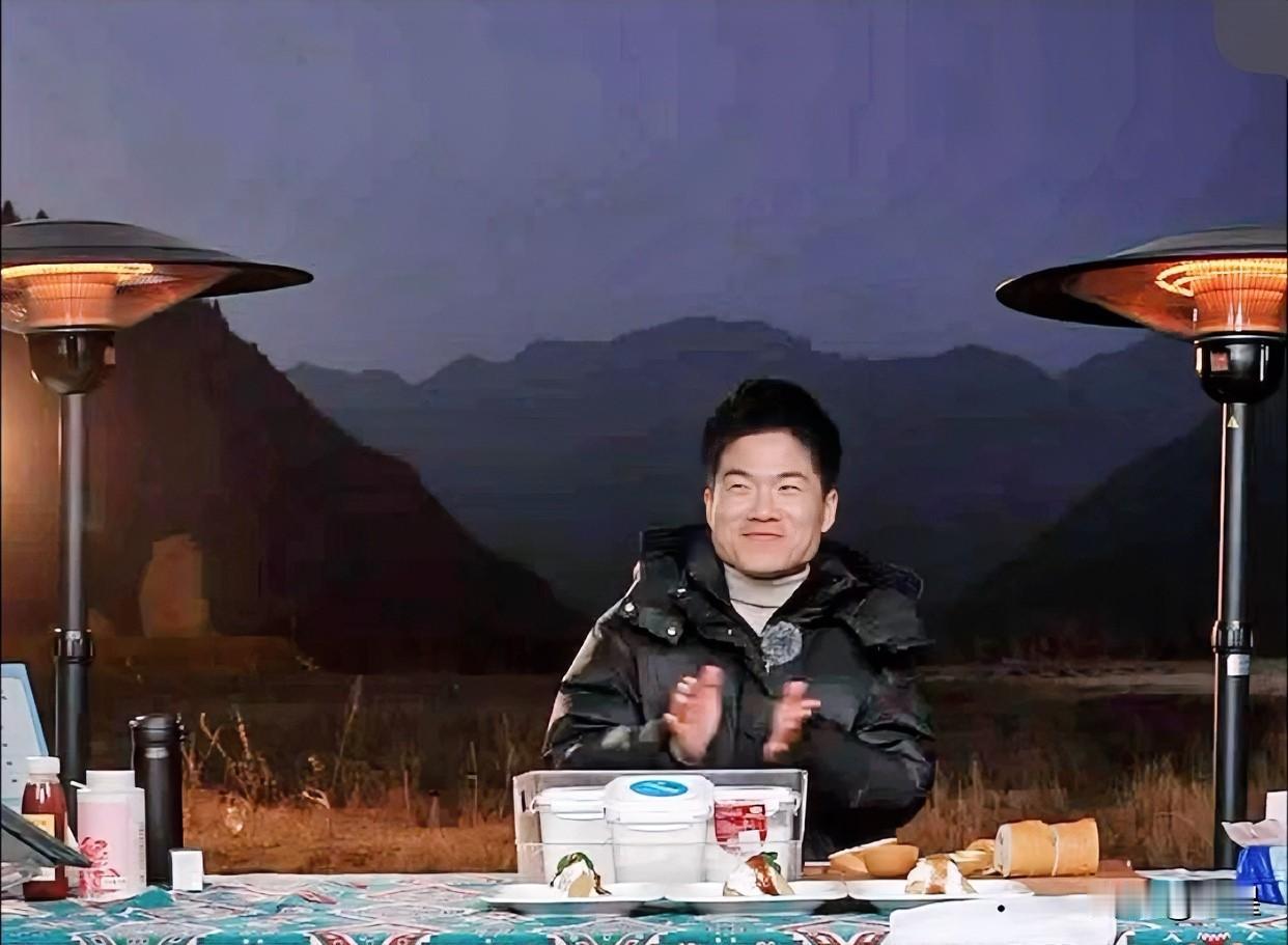 董宇辉正在新疆阿克苏出外场看到远处的风景太美也不带货了喊着直播间里的20万观