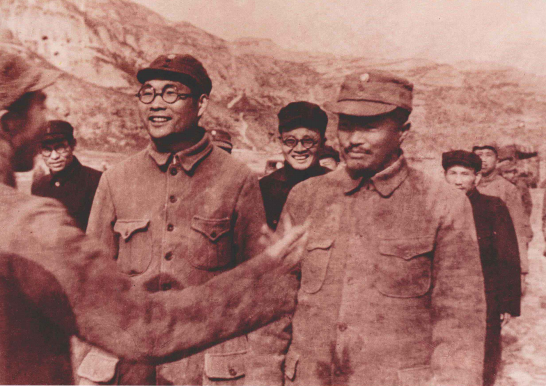 1945年1月，高岗、萧劲光、张闻天和贺龙在一起。