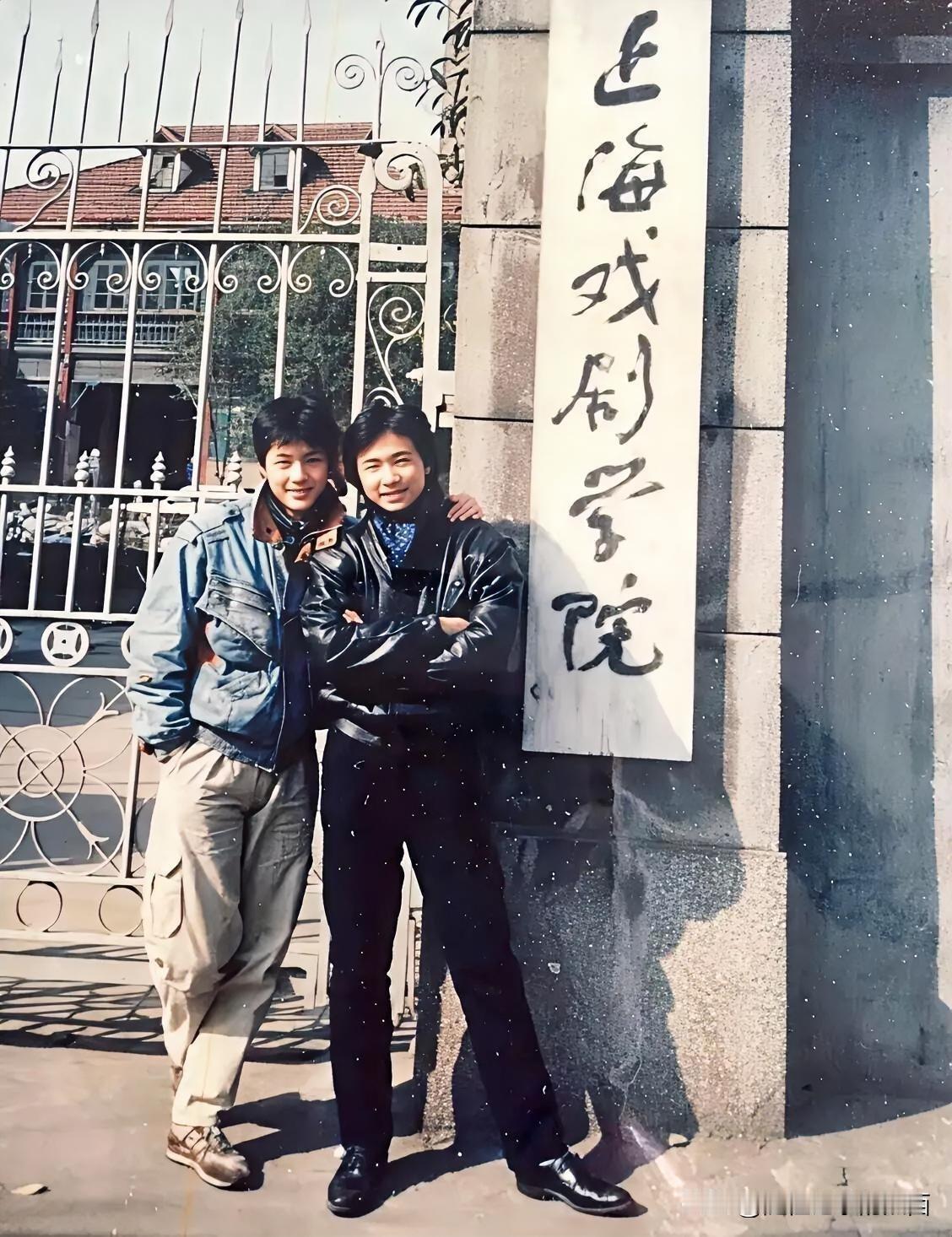 当年他们两个在上海戏剧学院门口的一张合影，很多人只记得相貌平平的徐峥，却很少有人