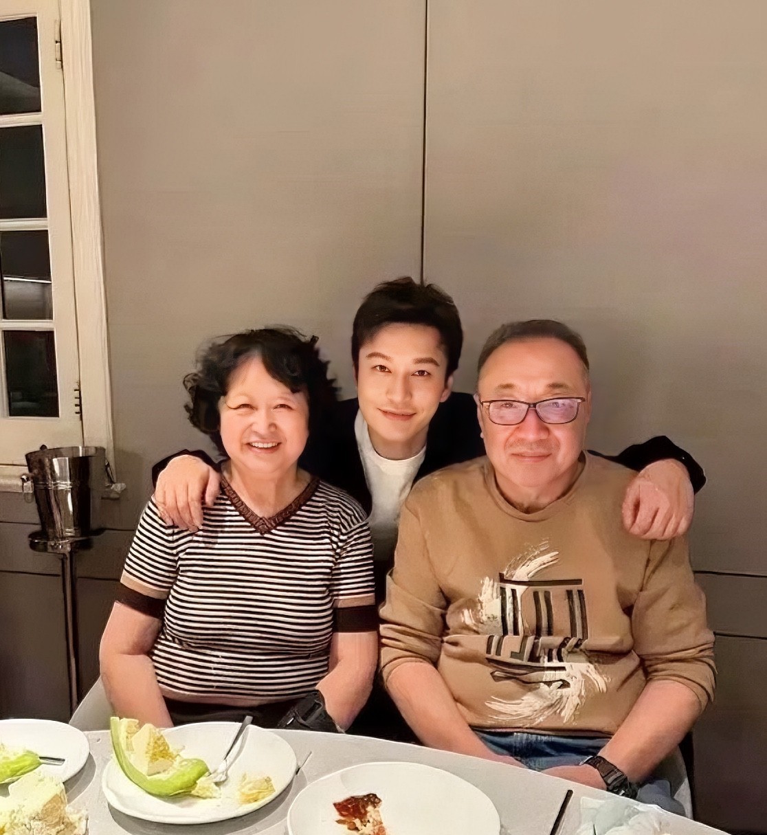 全网最头疼的就是黄晓明妈妈了！她都70岁了，离婚的儿子还一心只搞