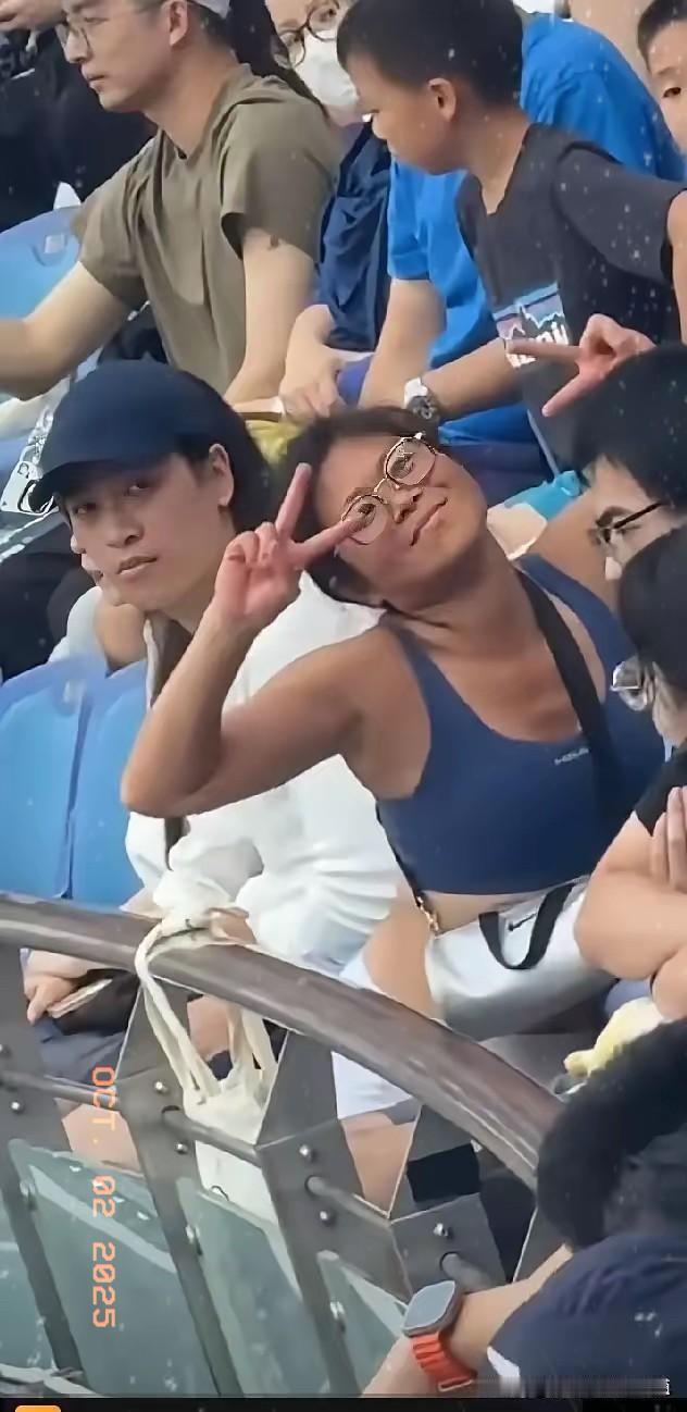 这女人为何如此自信？自我感觉为何如此良好？明明不漂亮，身材也不好。……P