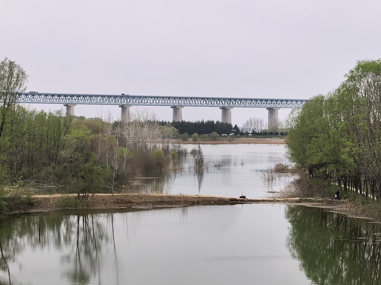 昨天刷到一位网友的观点，说得特别实在：为什么物业费非要按房屋面积收费？我们家里