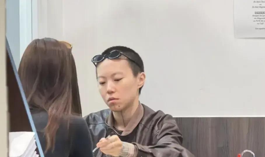 谁能想到当年在综艺里动不动就被全网骂的宋妍霏，转头直接坐到了天后王菲和李嫣中间8月29号阿那亚音乐节