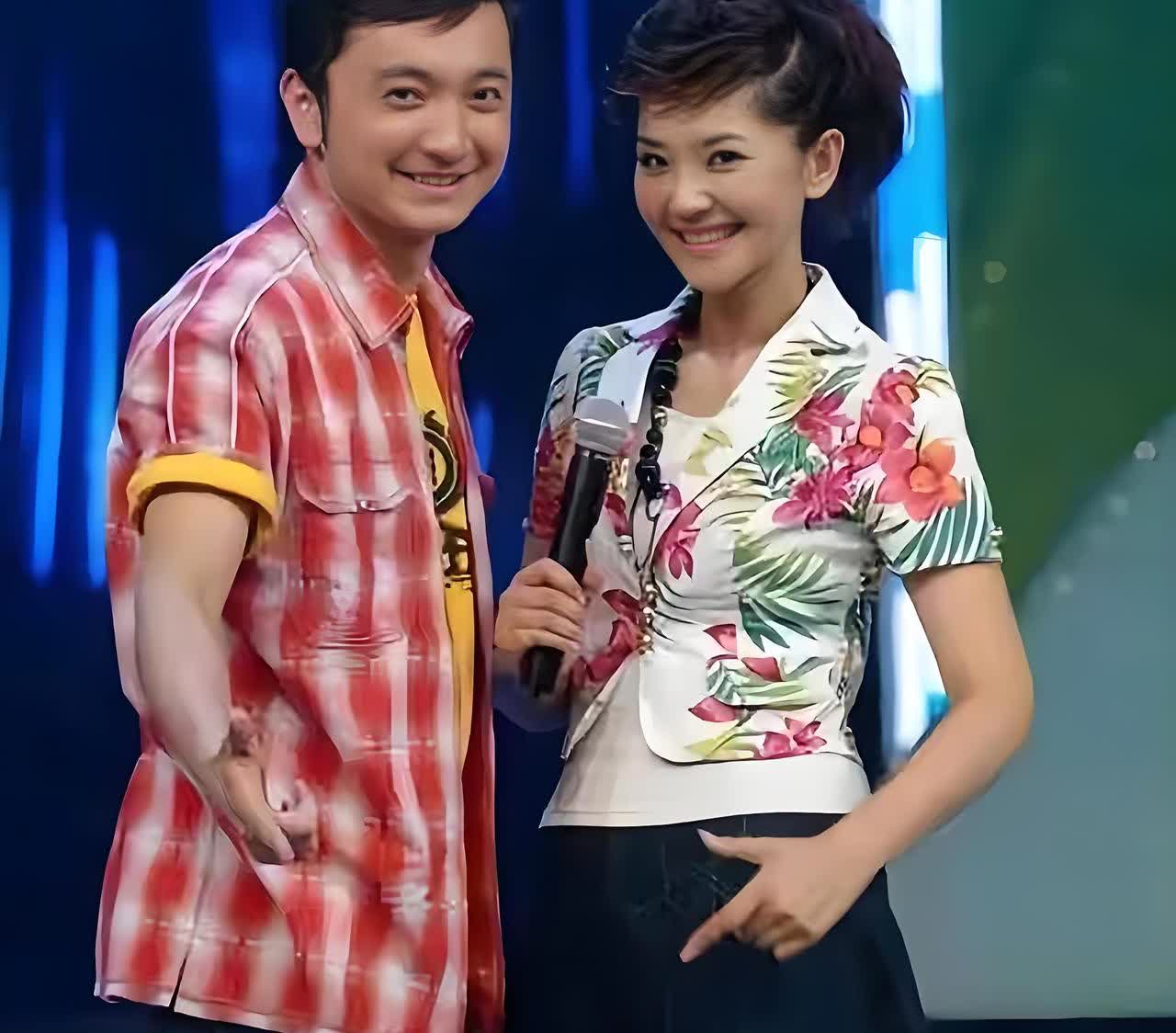 能认识这两位主持人，证明你电视没少看，特别是右边这位美女，很少人知道她的名字。