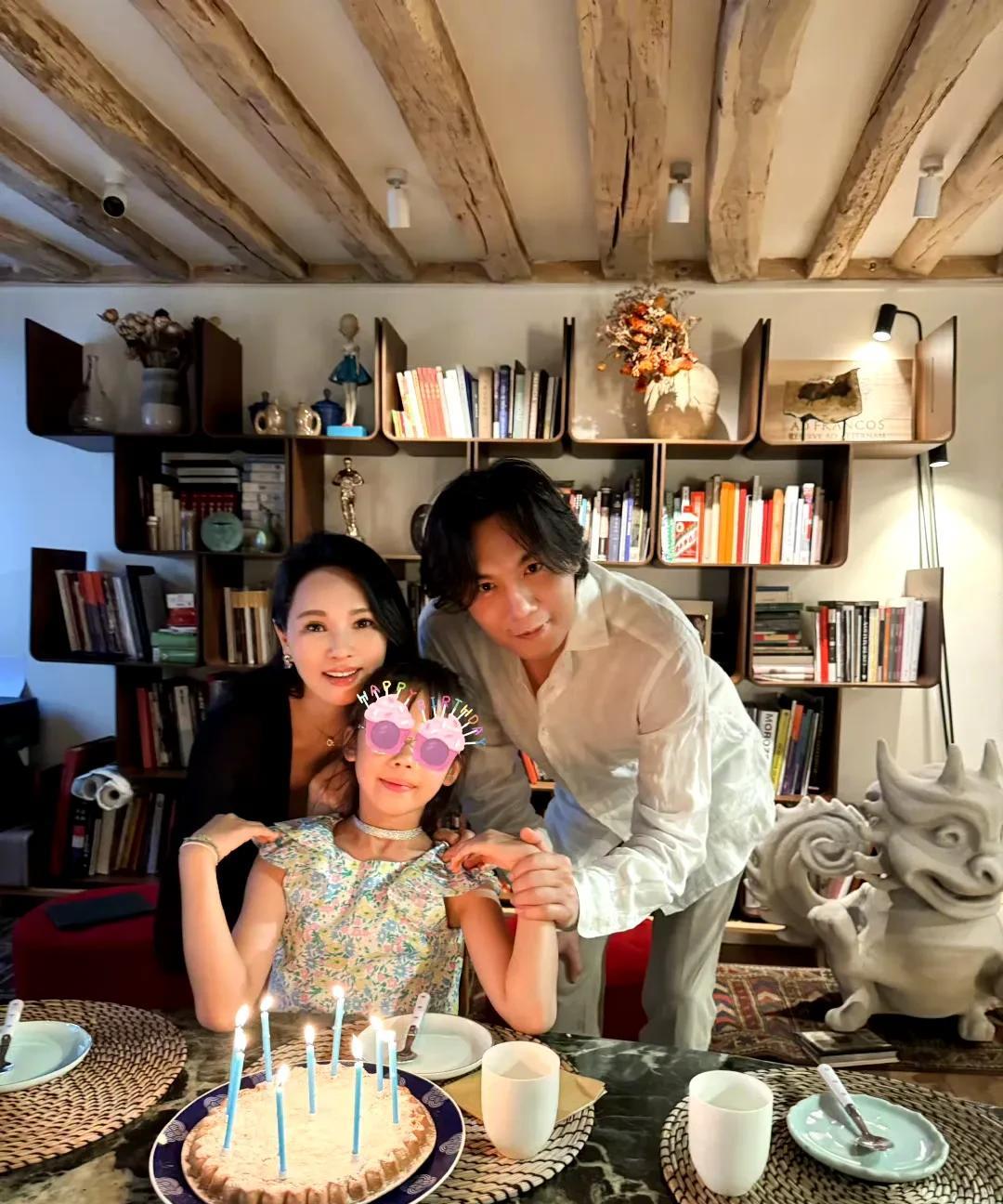 伊能静秦昊一家三口巴黎度假，为女儿庆生！6月29日晚，伊能静在社交媒体发文，分
