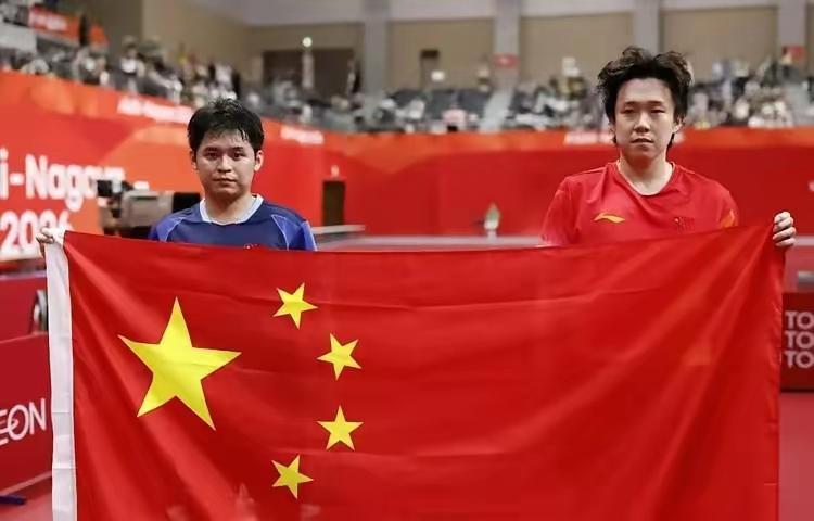 林诗栋男单夺冠后，有个小细节很戳人心：他拿到国旗后，没有身披国旗，而是站那等