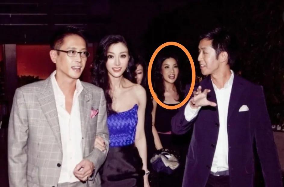 其实单看这张照片，发觉大美女李嘉欣身后被抓拍的美女也很漂亮啊！有点像混血儿美女，