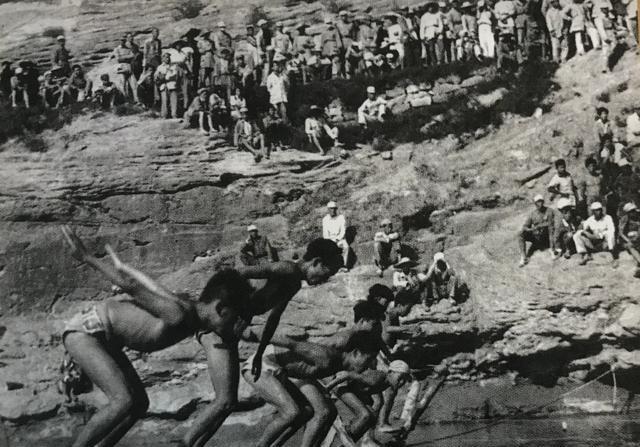 如果你觉得抗战时期，延安的生活肯定是枯燥乏味的，那就大错特错啦！请看这两幅照片，