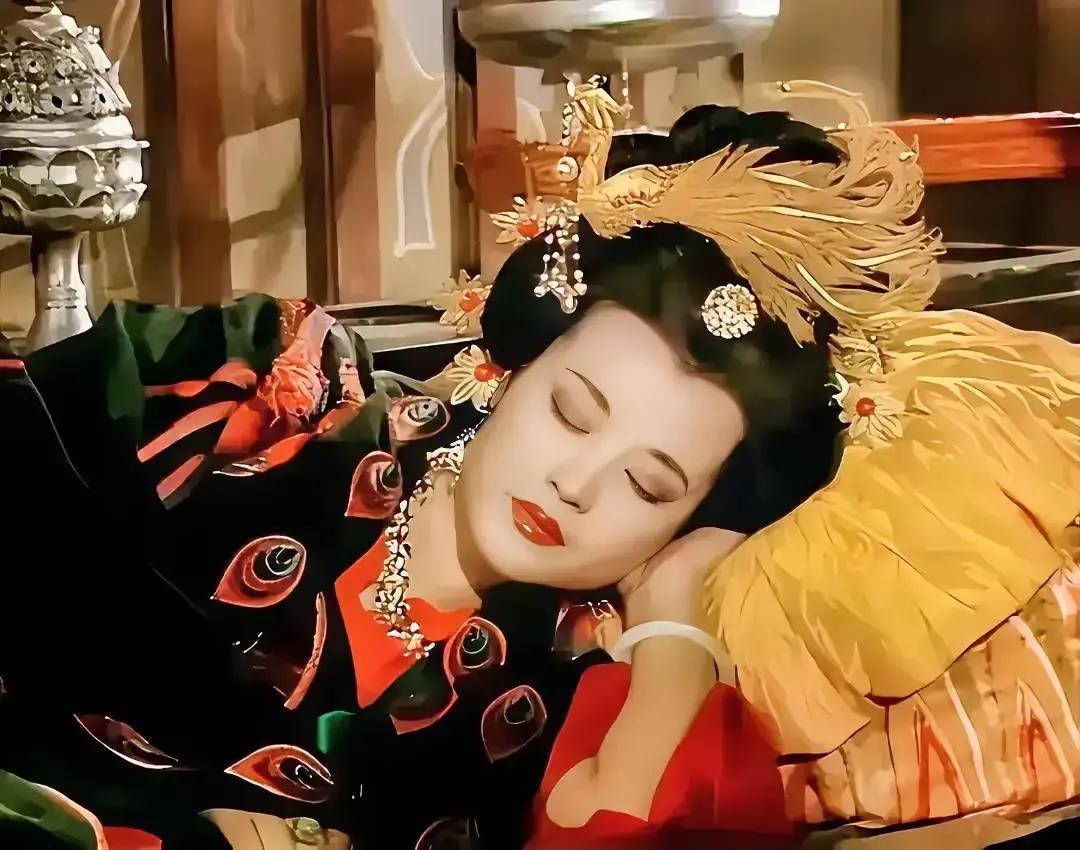 705年，武则天正做着美梦，宰相张柬之一脚把门踹开，冲着她的枕边手起刀落，两颗脑