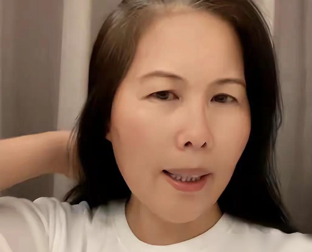 小杨阿姨给汪小菲家当保姆，一待就是十六年。年薪30万，月薪两万起还包吃住，红