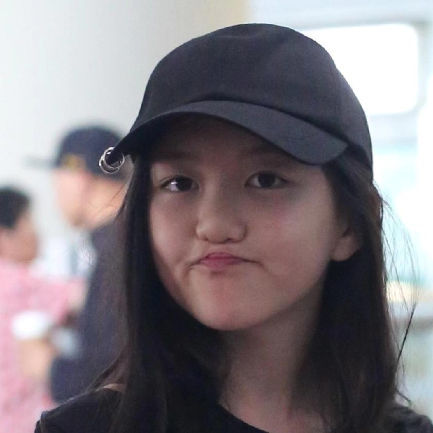 李亚鹏欠四千万懵圈时,女儿李嫣直接让他“富得流油”!日内瓦画展大获成功后,她没飘