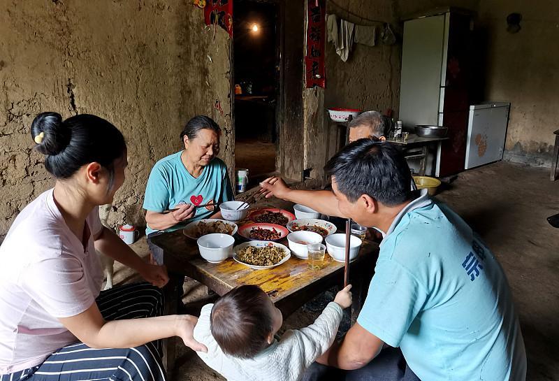 儿子成家了，就要承担起家里的所有人情礼金吗？上周发小两口子回乡下。公公就说下个