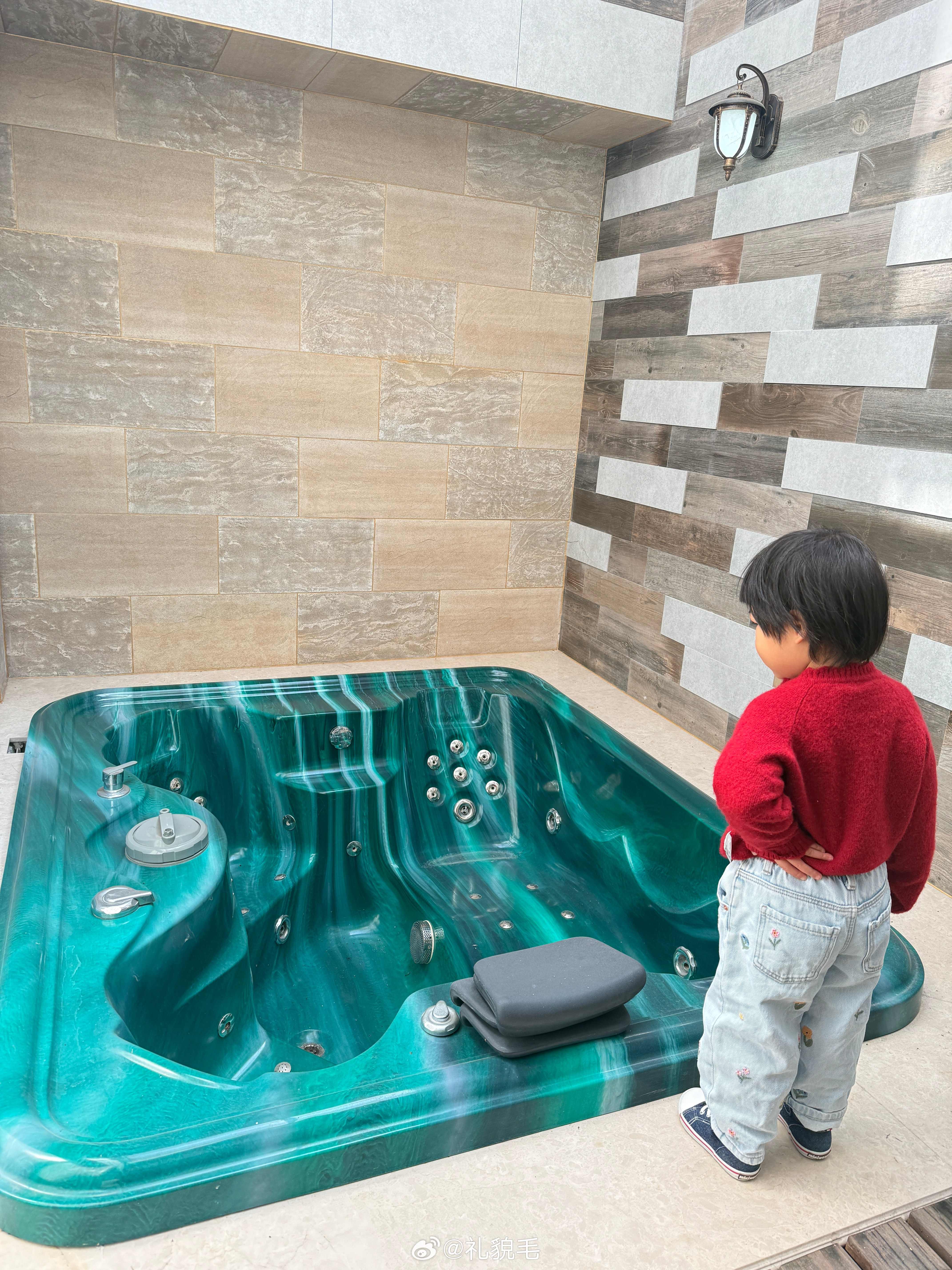 来看房子了中介屡出奇招，带我们来看别野来了一共5层，此时此刻刚爬到四楼，感觉快累