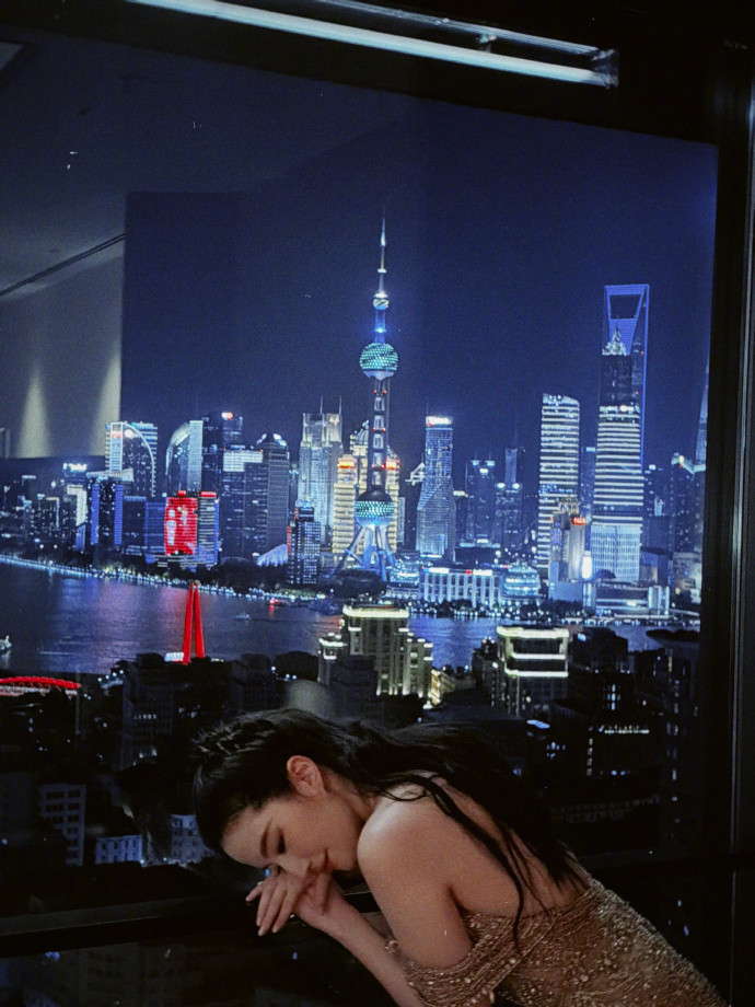 刘亦菲与魔都夜景同框上海陆家嘴璀璨夜色，成为刘亦菲最好的布景板。一身鎏金礼服优雅