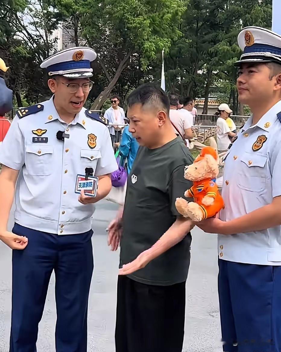 何云伟让消防员"骂"了？一句"你得滚"笑翻全场5月16号，何云伟在街头偶遇天