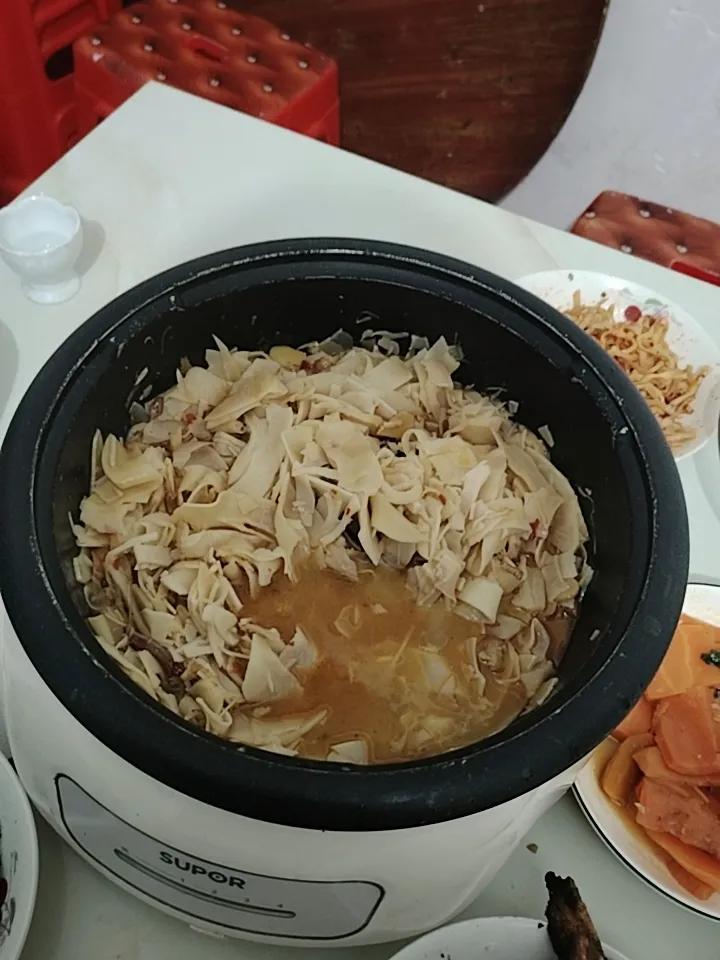 吃笋子肯定有助通便。老公从商店买回的切好的干笋片，放两个星期了。昨天切了一点腊肉