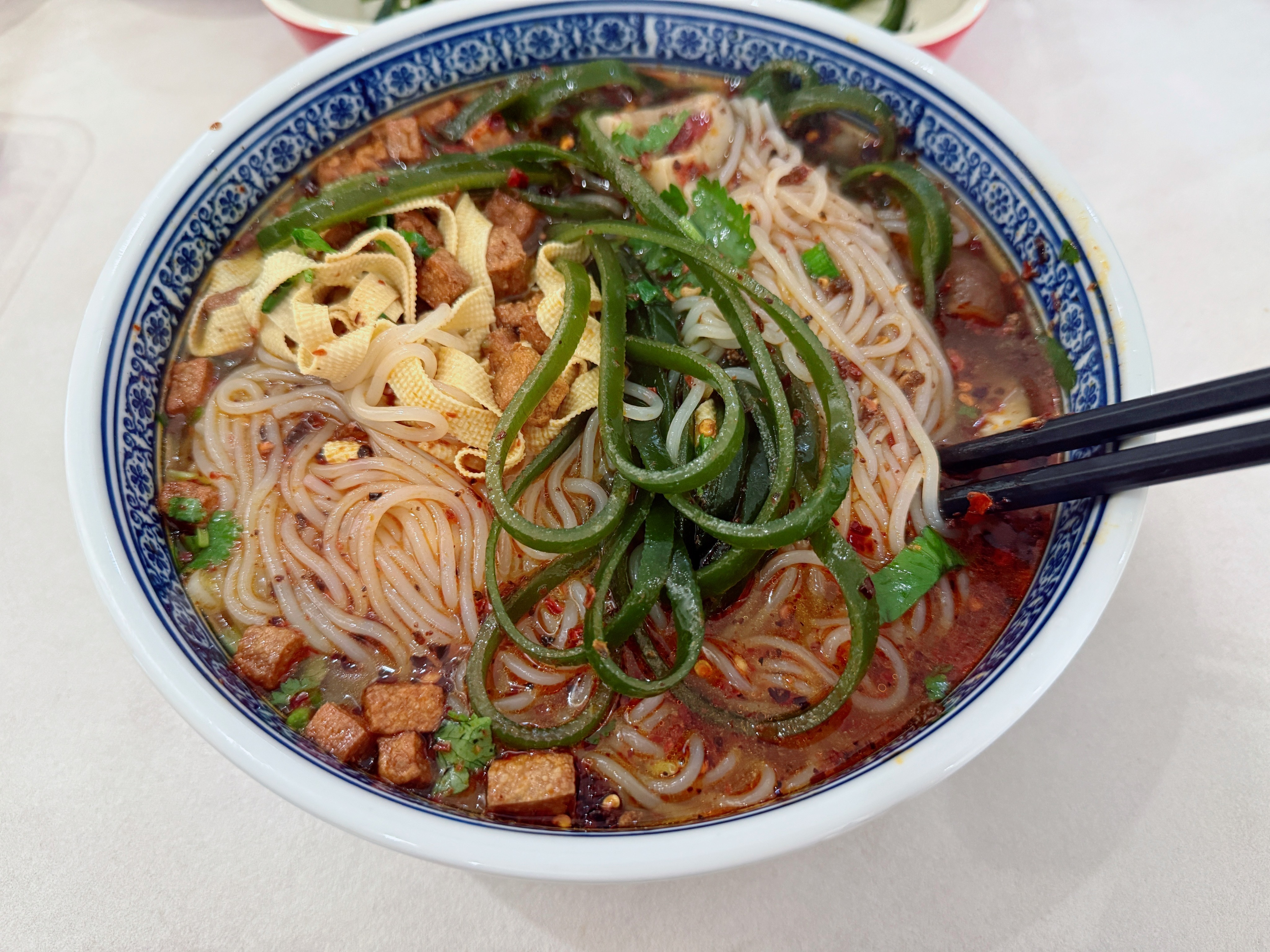 下雨的周末适合来一碗高氏麻辣米线！！！​​​