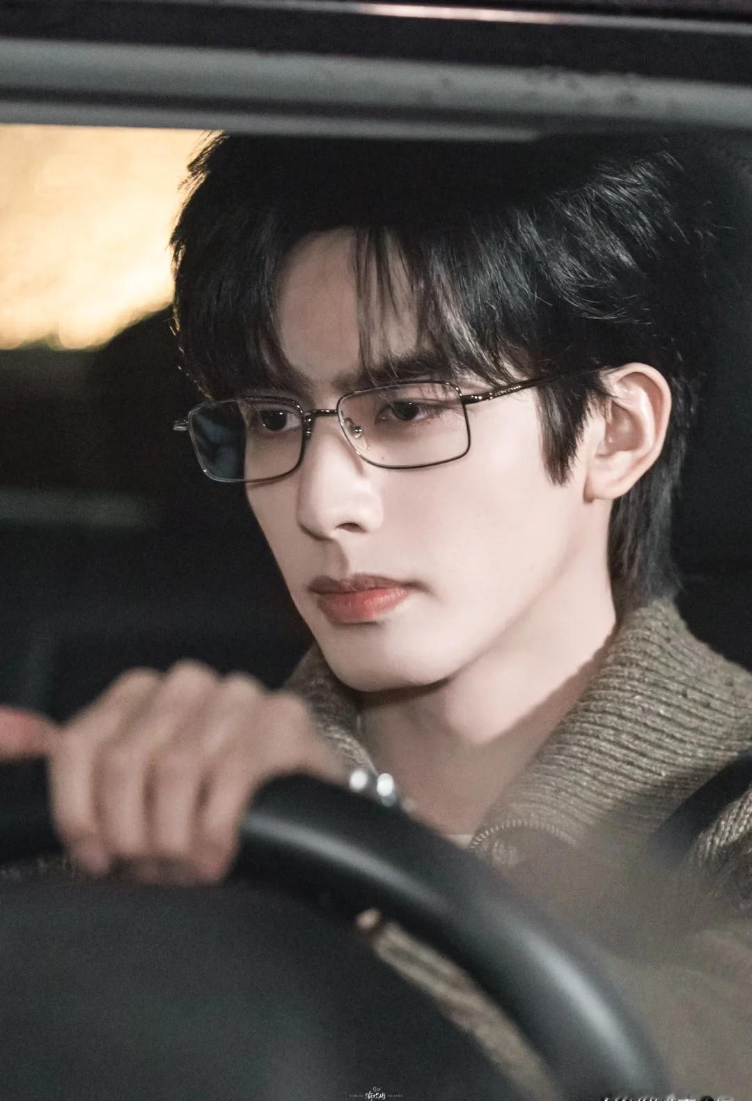 宋威龙，一个让内娱吵翻天的男人。颜值数据堪称顶配。五官立体度9.8分。演技