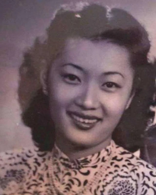 1942年，宋霭龄长女孔令仪在舞会上认识了一位帅气潇洒的青年男人。男人施展魅力，