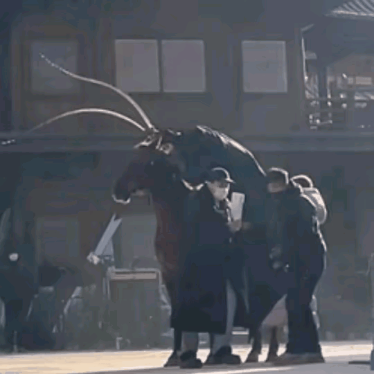 “粉底液将军”连下马都这么费劲的吗？1米9的个子还得三四个工作人员拿着凳子，小