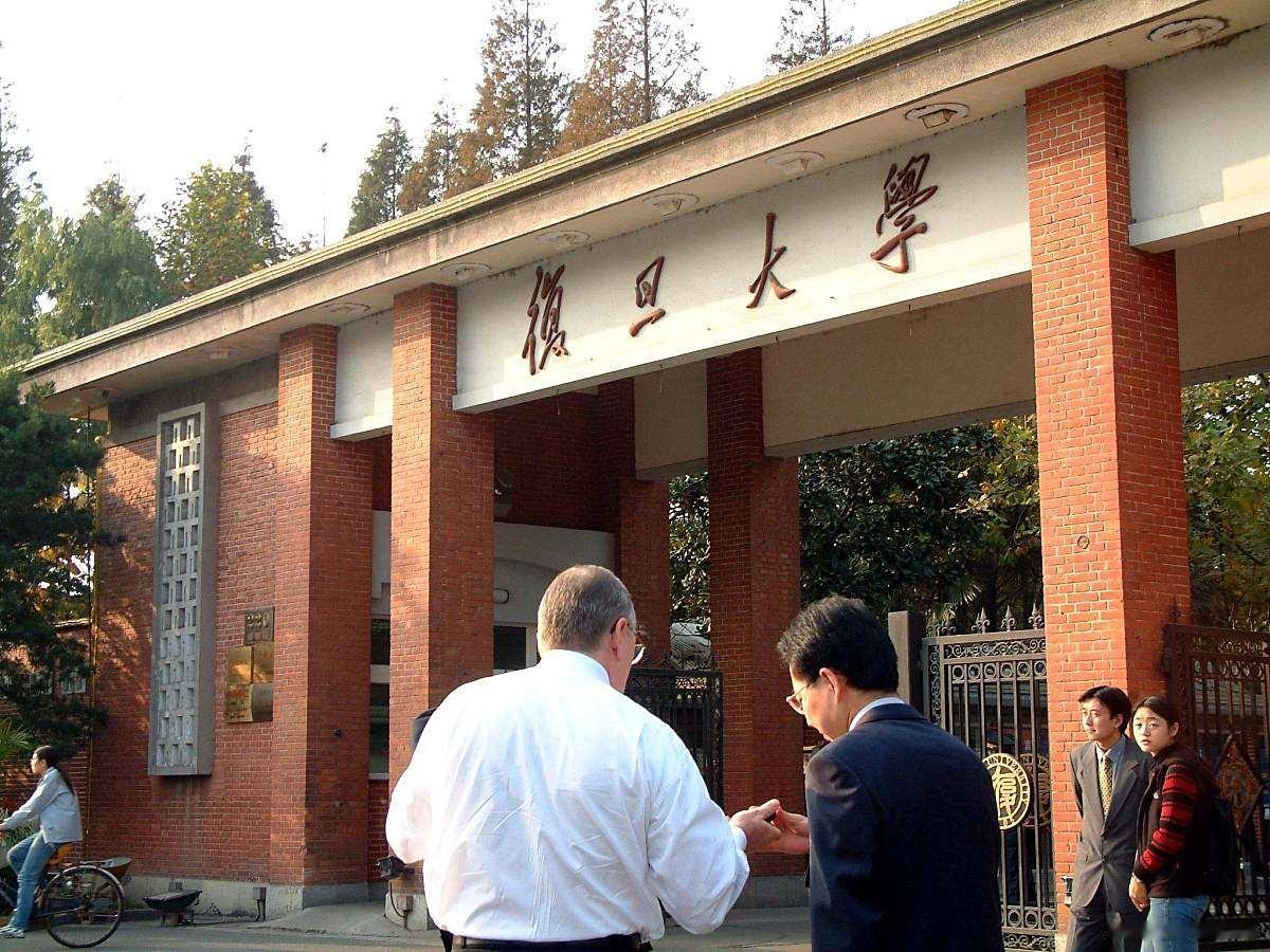复旦大学以全国物理类平均分数线673.63分，在上海市高校里面位居第二名现如今