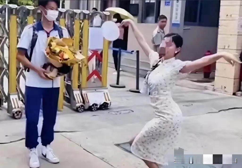 如果我高考出来，老远看到我妈穿着旗袍站在门口，或者我爸抬着一棵向日葵，再或者我爸