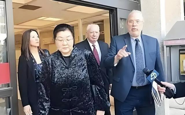 北美华人圈彻底炸锅！华裔富二代一枪干掉前男友，美警出动装甲车撞开豪宅大门抓人。铁