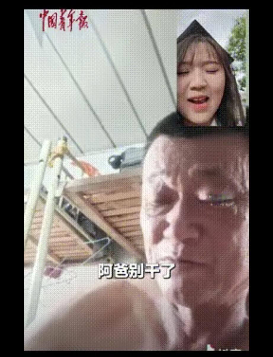 辽宁沈阳一女生大学毕业拍照，她穿上学士服后，就想着给爸爸妈妈打视频分享自己的快乐