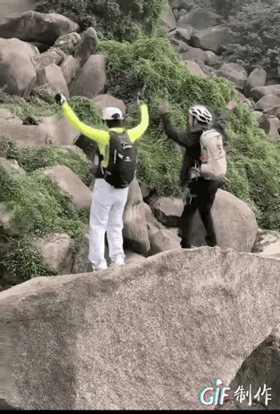 她说：“她要来个跳的”，然后“喜提”粉碎性骨折，最后出动消防官兵救援抬下山。11