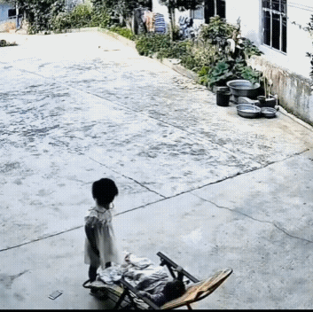 有孩子的家长一定要看完,若不然,孩子咋没的都不知道!院子里,一个小妹妹仰卧在躺椅