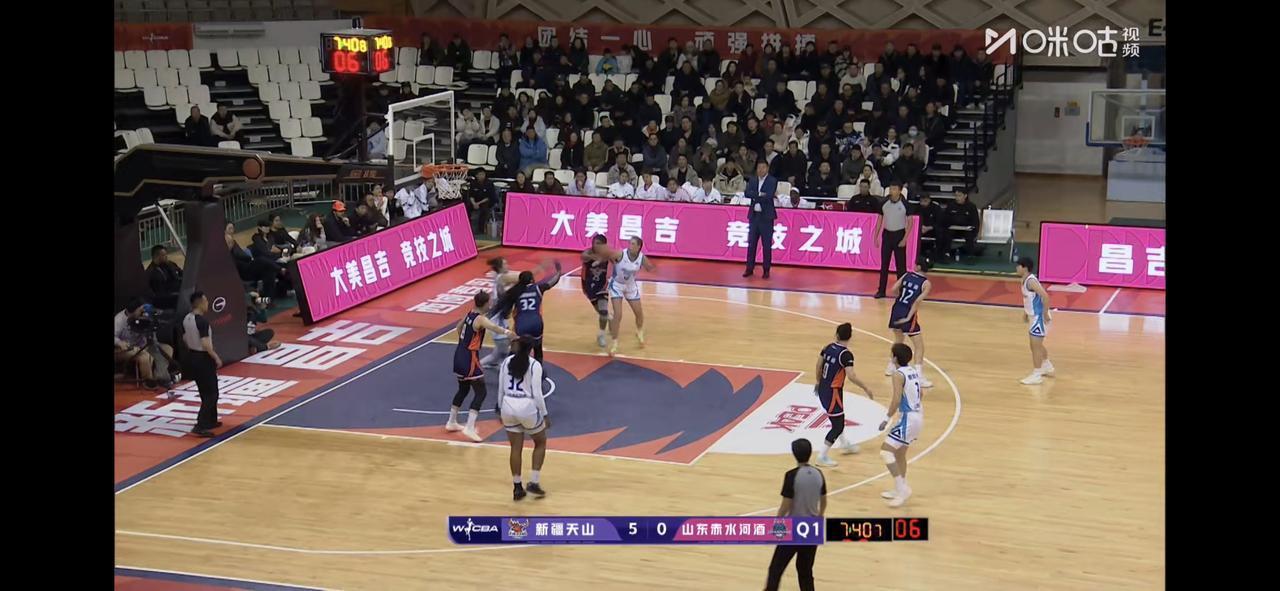 山东女篮跟新疆女篮胶着在一起啊上半场是打平的状态，今晚新疆女篮的防守做得很好