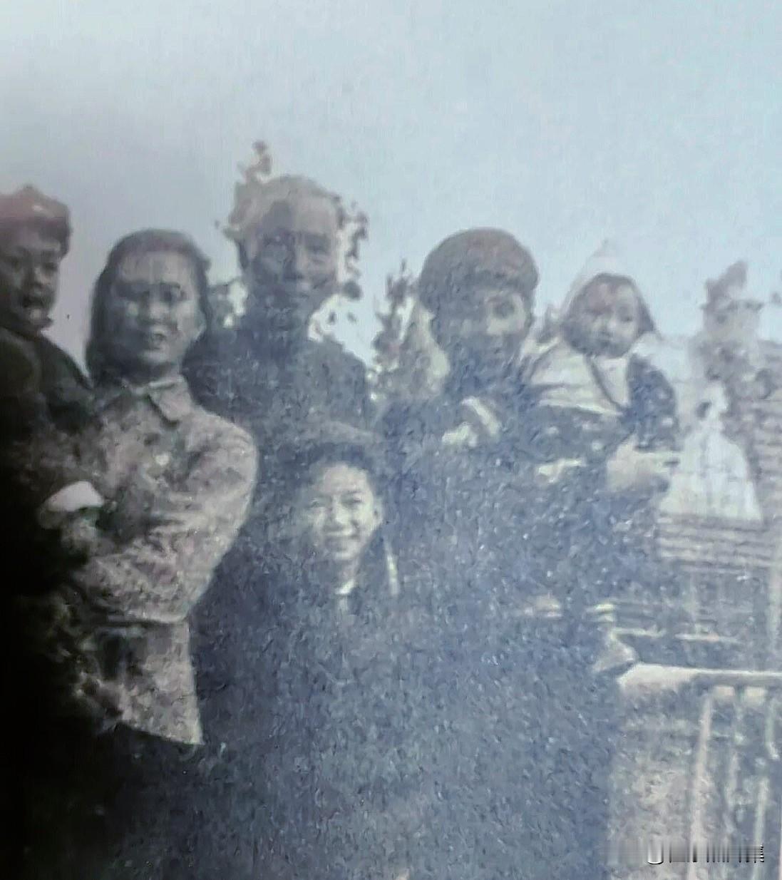 1950年，粟裕一家与岳丈詹克明合影。粟裕夫人楚青原名詹永珠，新四军老战士，