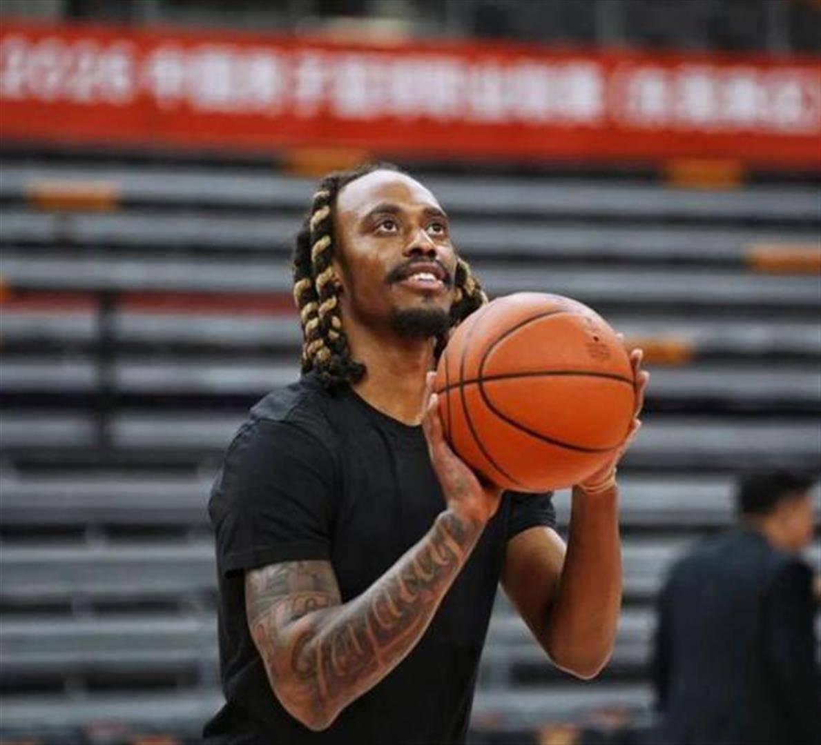 麦考尔没有随队去北京！今天下午13点左右，杜锋带领广东男篮球员们顺利抵达北京，