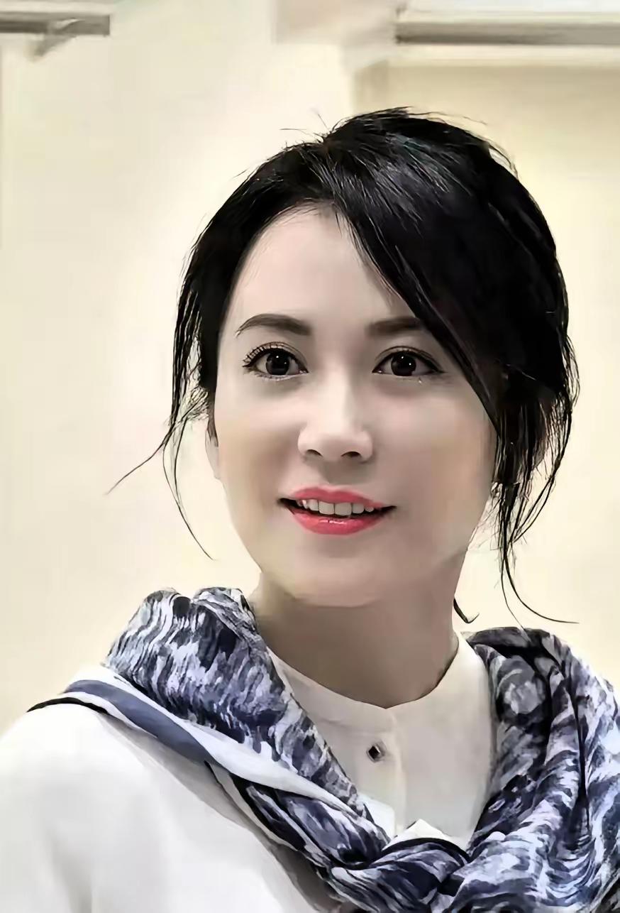 我妈当年盯着电视里俞飞鸿的脸，冷不丁冒出一句：“这女人，一看就是满腹诗书，面相贵