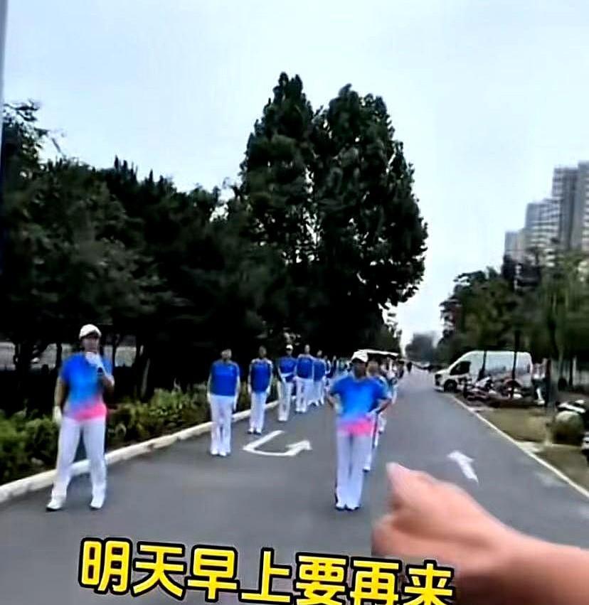 清晨六点半的公园跑道还蒙着一层薄雾，三十余人组成的夜跑团已踏着震耳欲聋的音响节奏